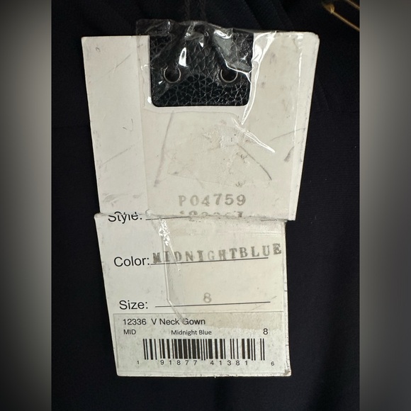 Mac Duggal Sleeveless V Neck Jersey Gown size 8 in Midnight. New with tag - Picture 8 of 9